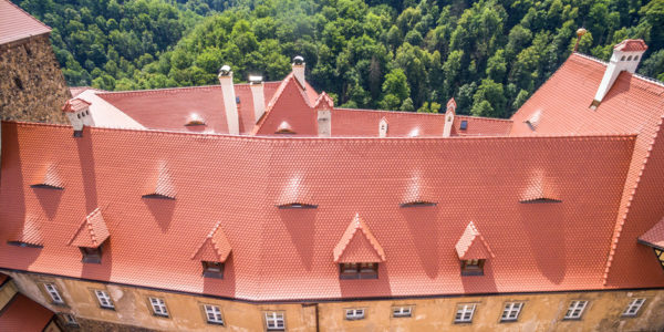 Dachy Opole Pokrycia dachowe Dekarz Perła Dolnego Śląska „w blasku” karpiówki